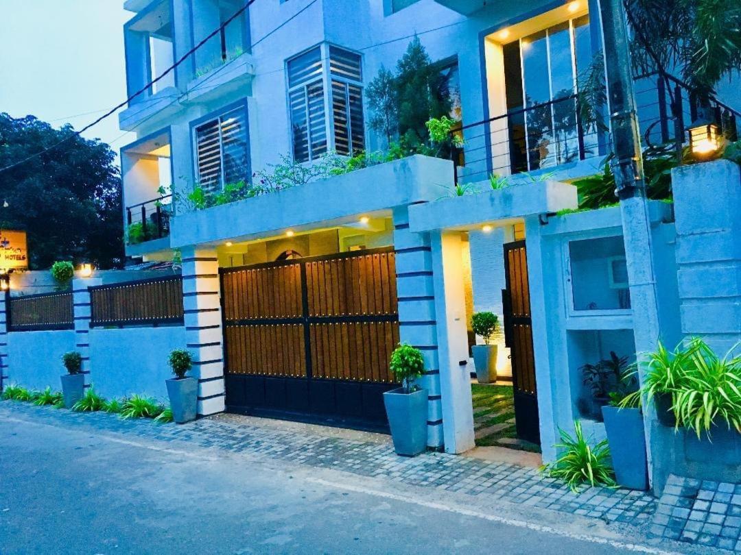 8 Plus Motels Негомбо Экстерьер фото