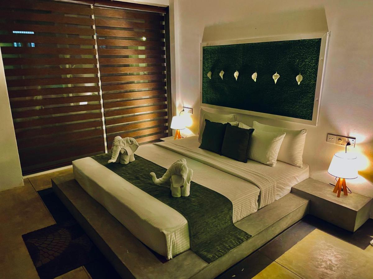 8 Plus Motels Негомбо Экстерьер фото