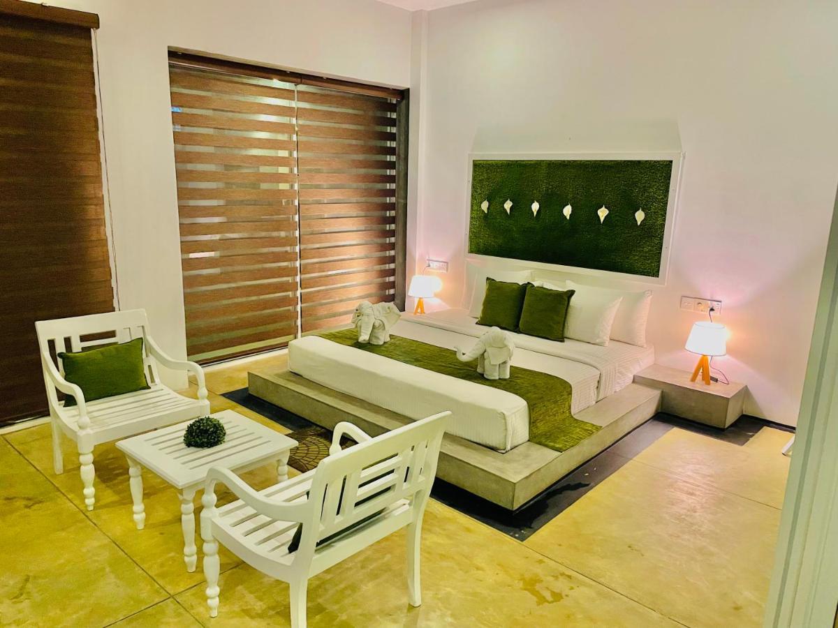 8 Plus Motels Негомбо Экстерьер фото