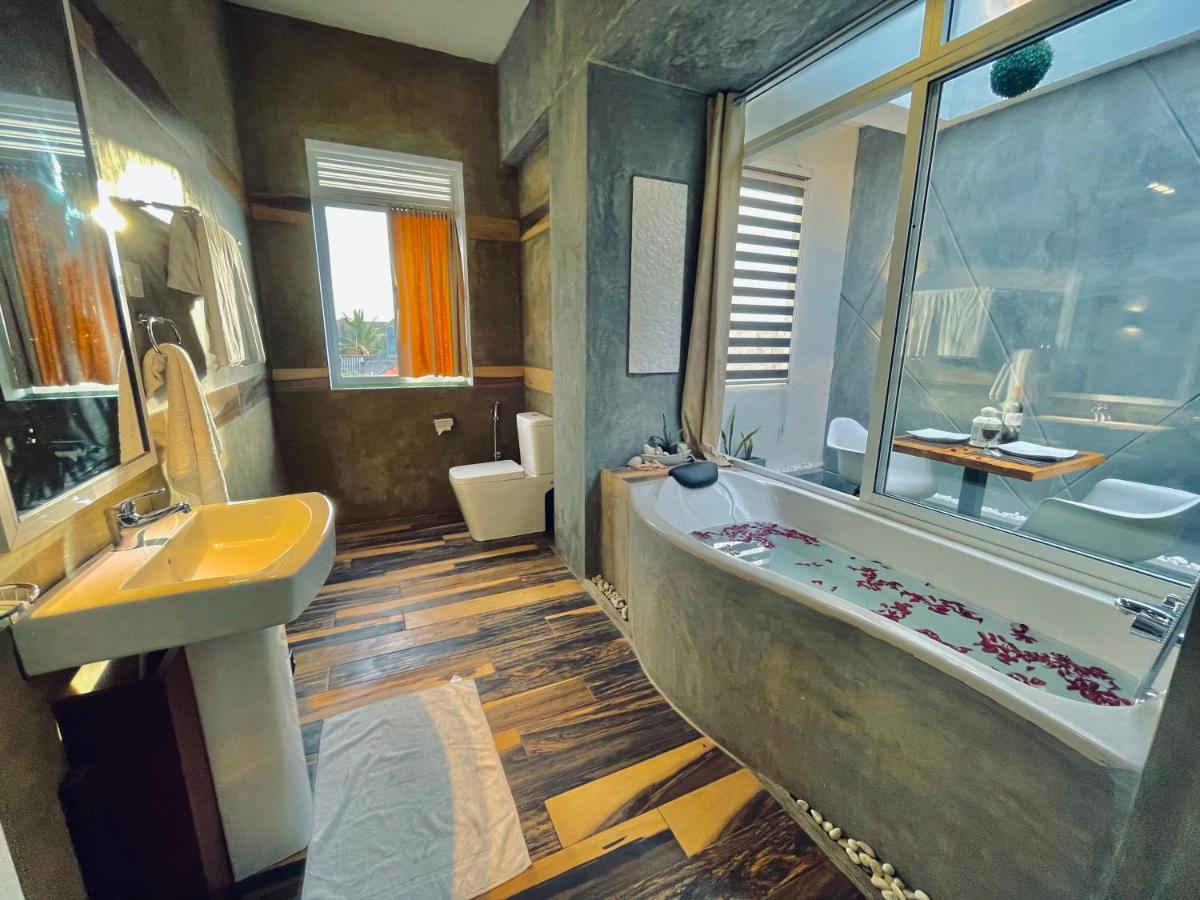 8 Plus Motels Негомбо Экстерьер фото