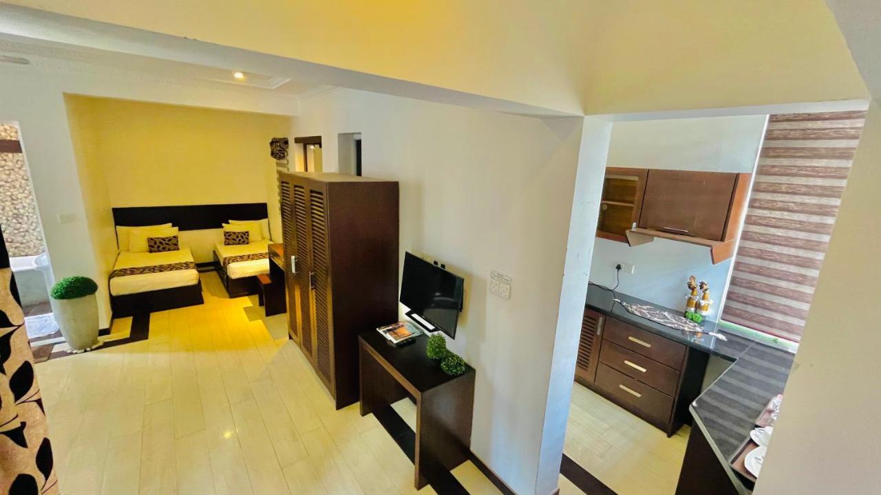 8 Plus Motels Негомбо Экстерьер фото