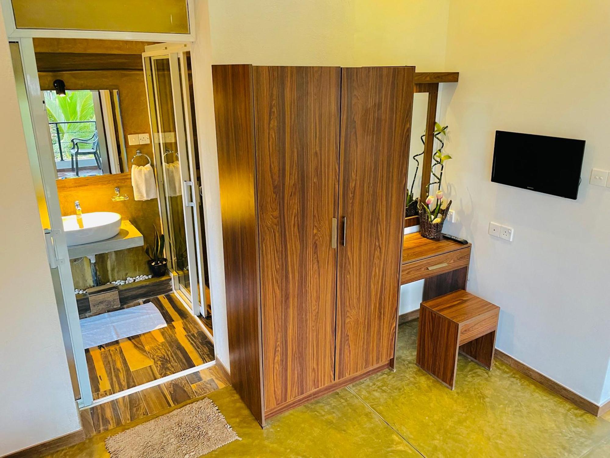 8 Plus Motels Негомбо Экстерьер фото