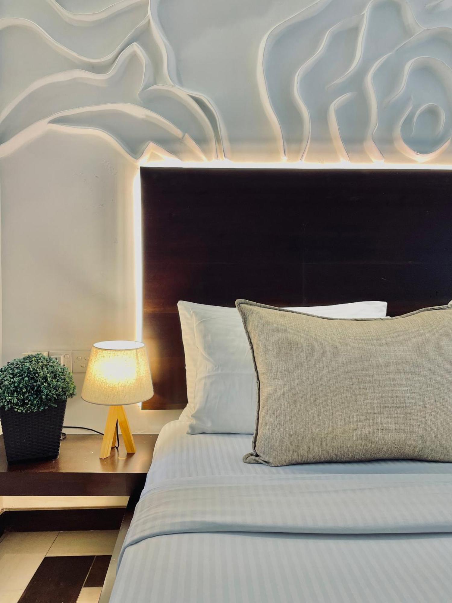 8 Plus Motels Негомбо Экстерьер фото